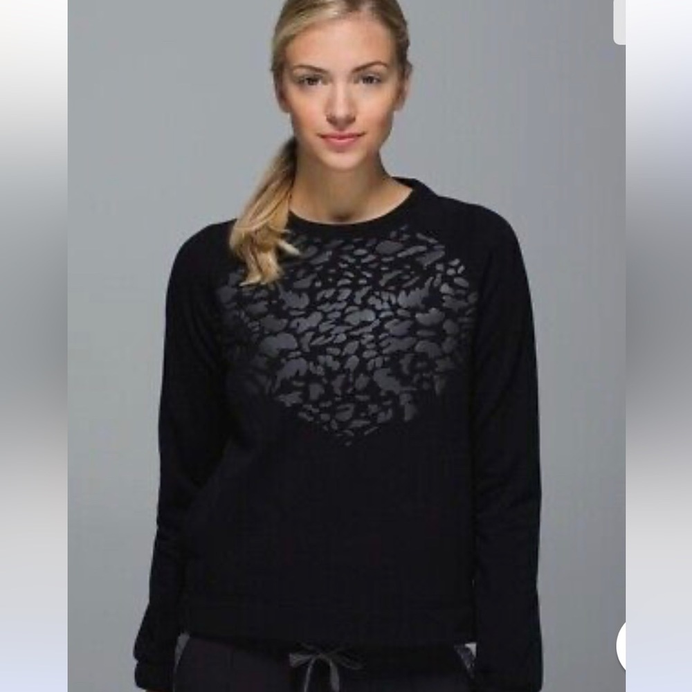 Lululemon Snapshot Leopard Reflective Silver Yoga Crew, Small